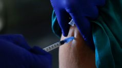 Zdravotník dostává vakcínu v jedné z nemocnic v portugalském Lisabonu