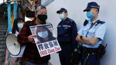 LIdé podle agentury Reuters protestují v Hong Kongu proti odsouzení mladé novinářky