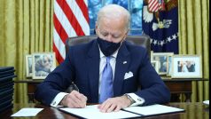 Americký prezident Joe Biden podepisuje exekutivní rozhodnutí v Oválné pracovně v Bílém domě