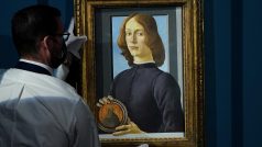 Portrét mladého muže držícího medailon od Sandra Botticelliho.