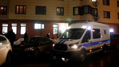 Vůz policie před moskevským bytem Navalného.
