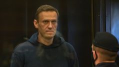 Moskevský soud poslal Navalného do vězení za porušení podmínky