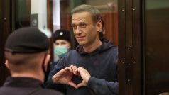Moskevský soud poslal Navalného do vězení za porušení podmínky. „Vše bude v pořádku. Zatím,“ stihl zavolat Navalnyj, než ho stráž odvedla