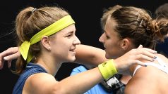 Karolína Muchová v objetí s Karolínou Plíškovou po vzájemném utkání na Australian Open