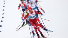 Alexandr Bolšunov v čele skiatlonu na MS