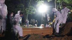 V Sao Paulu probíhá pohřbivání i v noci