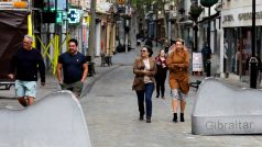 Obyvatelé Gibraltaru mohou od neděle chodit na ulici bez ochrany dýchacích cest, uvolnila se i další opatření