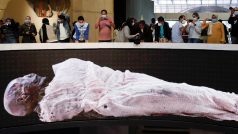 Návštěvníci Muzea egyptské civilizace nad virtuální tabulí s exponátem