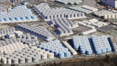 Areál jaderné elektrárny Fukušima. V dolní části jsou zásobníky na kontaminovanou vodu