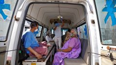 Pacienti v sanitce v indickém městě Ahmedabad