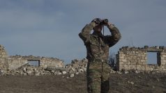 Arménský voják na válečné pozici kousek od rozdělené vesnice Taghavard v Náhorním Karabachu.