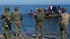 Příslušníci španělských bezpečnostních složek střeží pláž poblíž Ceuty