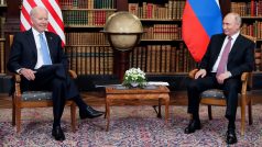 Biden s Putinem usedli v bohatě zdobené knihovně za přítomnosti svých ministrů zahraničí, kam byli na chvíli vpuštěni i zástupci médií
