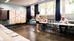 První kolo místních voleb ve Francii ovládli podle průzkumů konzervativci