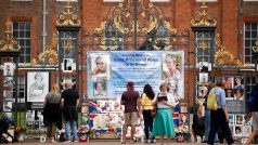 Lidé se cestou kolem Kensingtonského paláce zastavili, aby zavzpomínali na princeznu Dianu