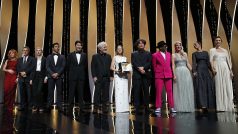 Zahájení 74. filmového festivalu v Cannes. Na snímku uprostřed v bílých šatech Jodie Fosterová, vpravo pak režisér Pong Čun-ho, vedle kterého v růžovém obleku prezident poroty Spike Lee
