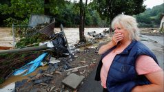 Obyvatelka německé obce Schuld kouká na následky bleskových záplav, které způsobily vydatné deště