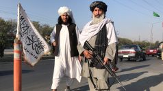 Členové Tálibánu, kteří stojí před ministerstvem vnitra v Kábulu