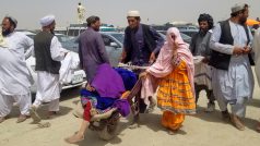 Lidé opouštějí Afghánistán přes pákistánsko-afghánské město Chaman.