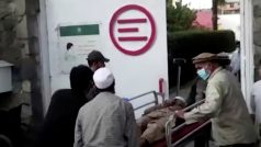 Záchranáři odvážejí zraněné do nemocnice po útoku v Kábulu.