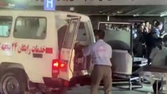 Záchranáři odvážejí raněné po explozích u letiště v Kábulu.