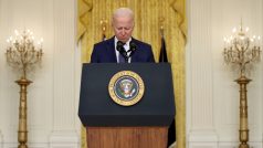 Prezident Joe Biden během ticha za oběti výbuchu v Kábulu