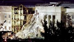 Poškozený Pentagon na snímku z 16. září 2001