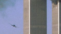 11. září 2001 před devátou hodinou ranní místního času nejprve letadlo narazilo do severní věže Světového obchodního centra v New Yorku. Zhruba o čtvrt hodiny později unesený let United Airlines číslo 175 narazil do jižní věže