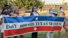Protest proti kontroverznímu zákonu, který zakazuje potraty od šestého týdne těhotenství. „Nezahrávejte si s texaskými ženami,“ hlásá transparent