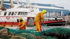 Francouzští rybáři opravují sítě