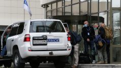 Pozorovatelé z OBSE odchází z hotelu, který blokovali proruští separatisté