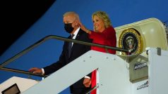 Prezident Joe Biden se svou ženou Jill přistáli v Římě