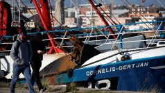 Britští rybáři prochází kolem lodi Cornelis-Gert Jan, která byla minulý týden zadržená Francií kvůli chybějící licenci