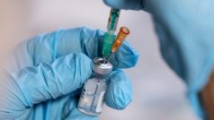 Zdravotnický personál připravuje vakcinační látku proti koronaviru
