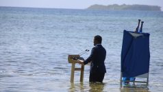 Tuvalský ministr zahraničí, spravedlnosti a komunikace pronášející řeč pro klimatickou konferenci COP26 o rostoucí hladině moří
