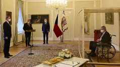 Prezident Miloš Zeman v neděli jmenuje na zámku v Lánech předsedu ODS Petra Fialu premiérem. Je u toho za průhlednou stěnou, zajištěn je zvukový kontakt