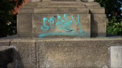 Graffiti na soše na Karlově mostě
