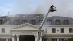 V Kapském Městě vzplála budova Národního shromáždění, plameny se rozšířily i na střechu.