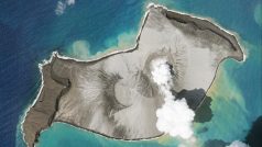 Satelit zachytil, jak z podmořské sopky Hunga Tonga - Hunga Ha’apai u tichomořské Tongy stoupá kouř ještě před její erupcí
