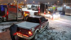 Největší problémy v Ottawě zřejmě tvoří blokáda stovek těžkých nákladních aut z takzvaného Konvoje svobody, jehož účastníci protestují proti povinnému očkování řidičů, kteří cestují do USA