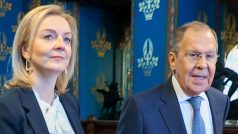 Šéfka britské diplomacie Liz Trussová se svým ruským protějškem Sergejem Lavrovem v Moskvě