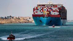Kontejnerová loď proplouvá Suezským průplavem (archivní foto)