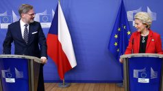 Předsedkyně Evropské komise Ursula von der Leyenová (vpravo) a český premiér Petr Fiala během společné tiskové konference