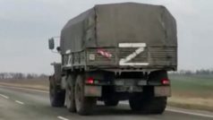 Označené ruské armádní vozidlo mířící z Krymu na Ukrajinu