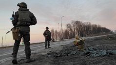 Ukrajinští vojáci vedle raketového systému u města Charkov