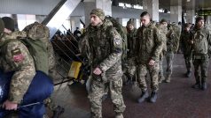 Ukrajinští vojáci na vlakovém nádraží v Kyjevě