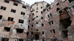 Zničená rezidenční budova v Irpinu v Kyjevské oblasti