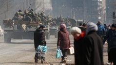 Příslušníci proruských jednotek projíždějí obrněnými vozidly kolem mariupolských obyvatel