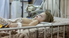 O tříletého Dimu se starají v jedné ze Záporožských nemocnic. Byl zraněn během ostřelování v Mariupolu