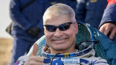 Americký astronaut Mark Vande Hei po návratu na Zem